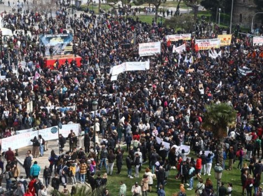 Tragjedia në Greqi, protestuesit mbushin sheshet