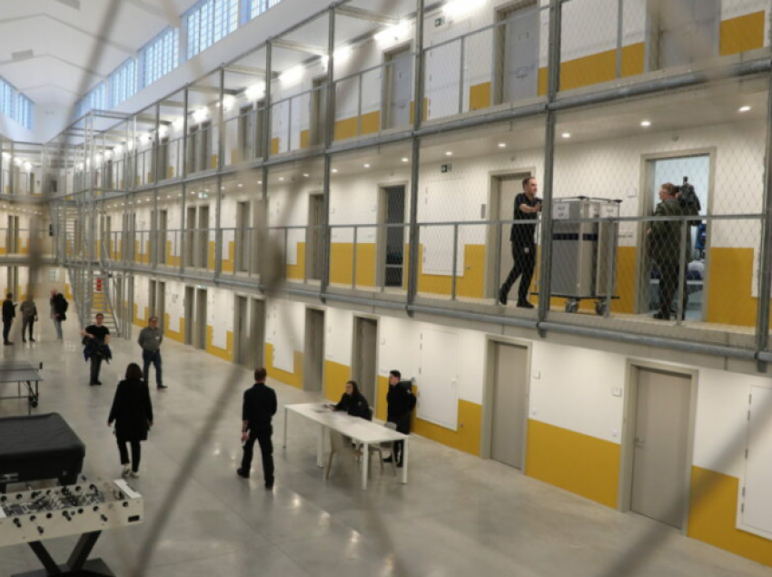 Policia belge “në këmbë”, rreth 300 të dënuar do të transferohen sot në burgun e ri
