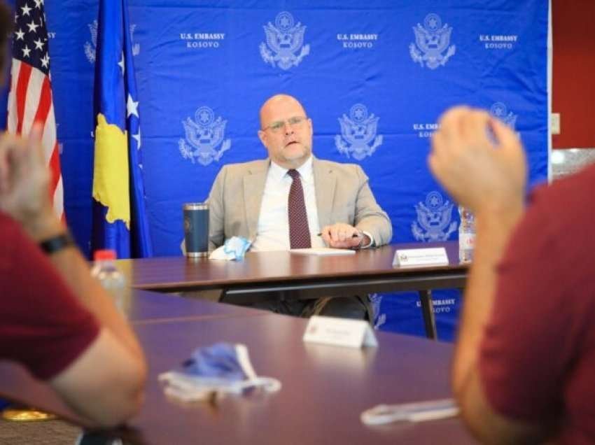 Hovenier pret Bogujevcin në ambasadë: E lavdëroj për udhëheqjen dhe guximin e saj