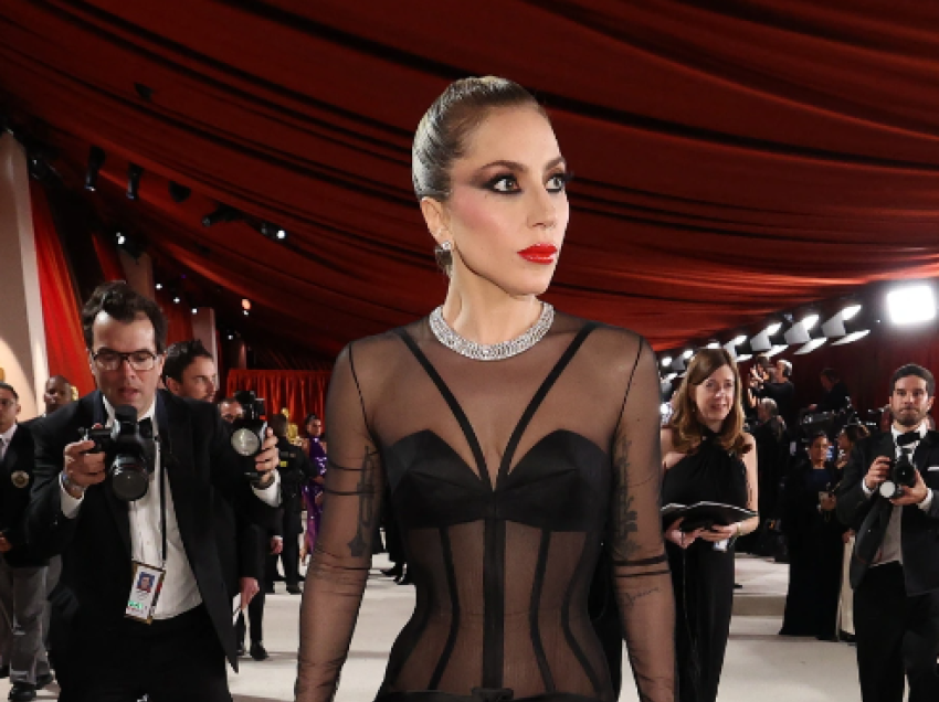 Gjest i bukur nga Lady Gaga – nxitoi për të ndihmuar fotografin që u rrëzua në tapetin e “Oscars”