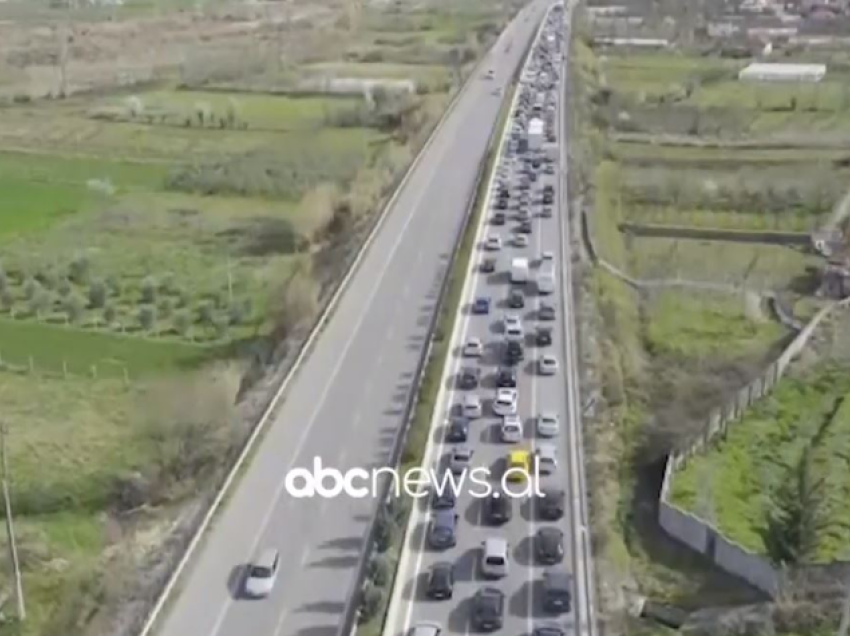 Autostrada drejt Elbasanit e bllokuar, shqiptarët dynden drejt ‘kryeqytetit’ të Ditës së Verës