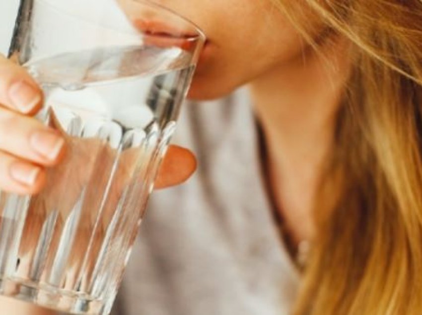 Jo ujë – por ja çfarë duhet të pini pasi hani ushqim djegës