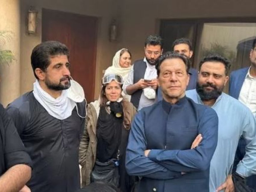 Imran Khan përshëndet përkrahësit pas largimit të policisë nga rezidenca e tij