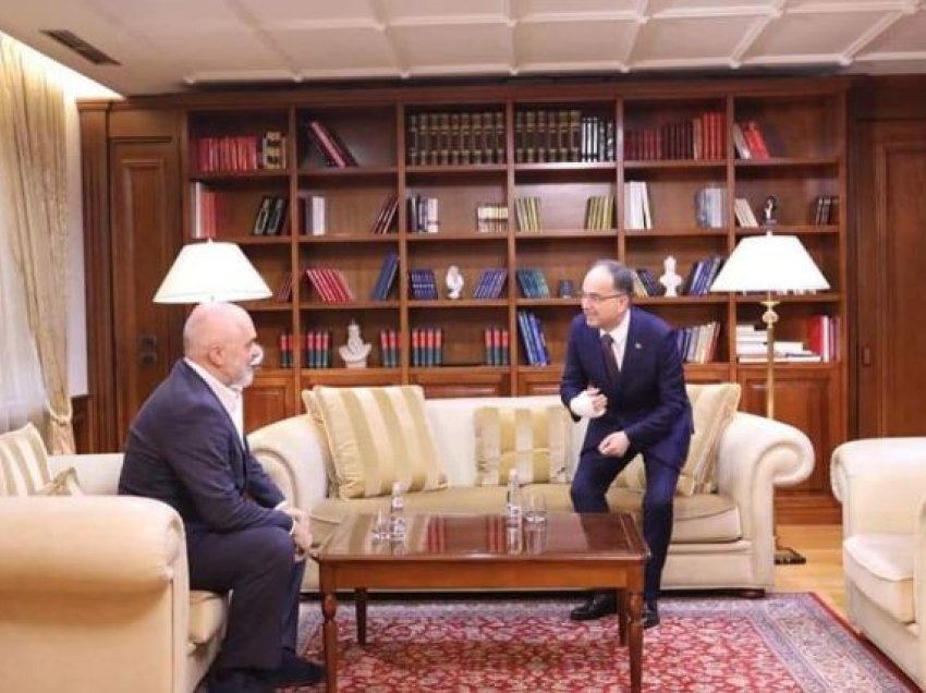 Rama e fshin fotografinë e “sikletshme” të Begajt, e poston një tjetër ku presidenti shqiptar shihet ulur