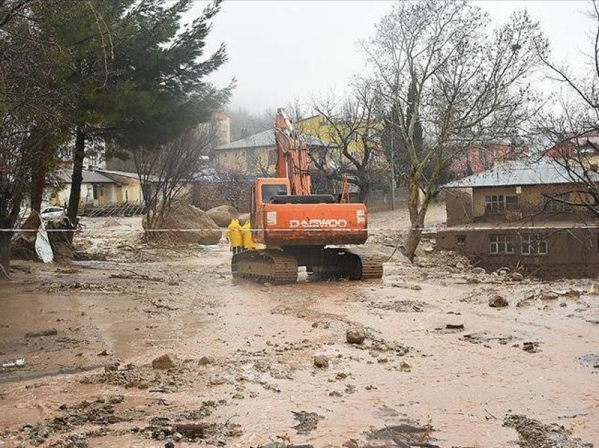 Arrin në 14 numri i viktimave nga përmbytjet në Turqi