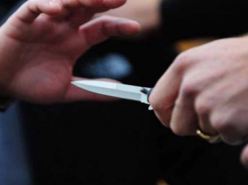 Therje me thikë në një shkollë në Prizren