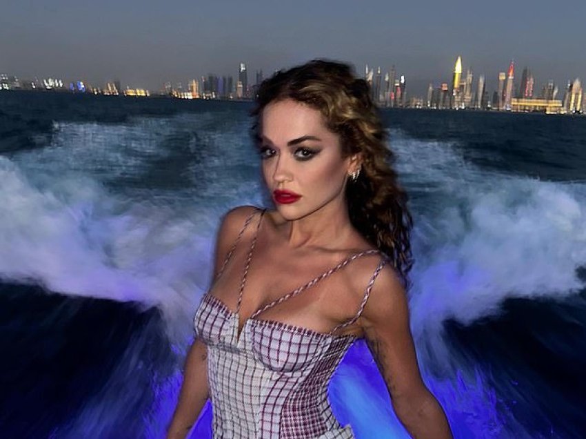 Rita Ora shkëlqen në imazhet e reja, ndërsa pozon në një jaht nga Dubai