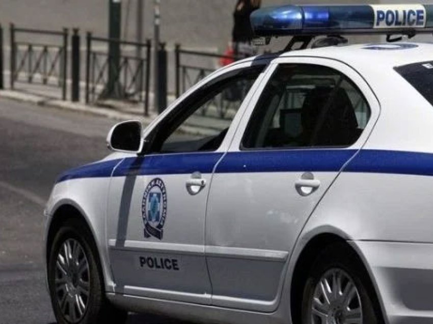 Donin ta vidhnin, tre persona sulmojnë me thikë 15-vjeçarin shqiptar në Greqi