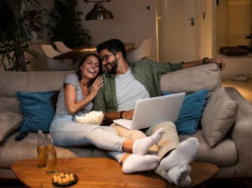Shikimi i filmave dhe serialeve me partnerin e përmirëson marrëdhënien tuaj?