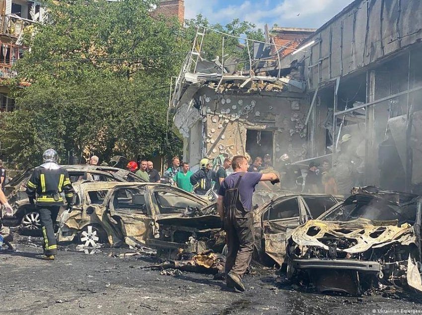 'Terror mbi popullatën civile': Një i vdekur dhe 25 persona në spital pas sulmit në Zaporizhzhia