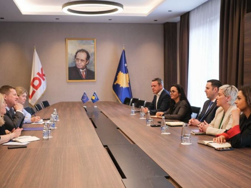 Mbështetja e opozitës për marrëveshjen Kosovë-Serbi, Szunyog takon Abdixhikun