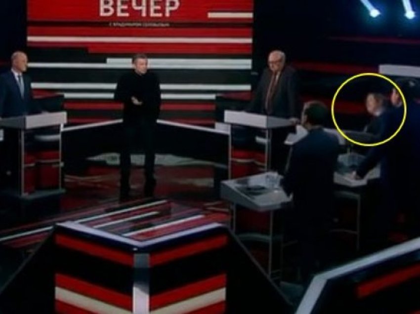 Mysafirit të emisionit të “zërit të Putinit” i bie të fikët gjatë një diskutimi për situatën në Rusi