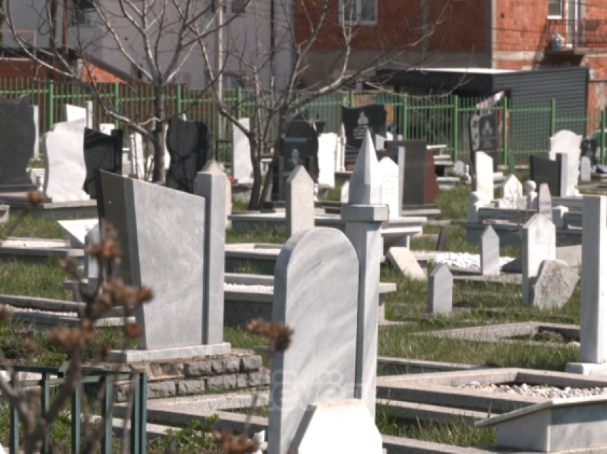 Forcat serbe i hapën varrezat civile në Hajvali, për t’i futur mes tyre të vrarët