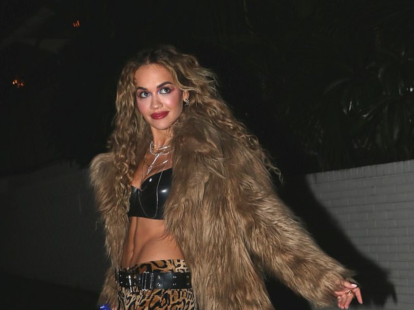 Rita Ora duket tërheqëse ndërsa shijon një natë jashtë në Los Angeles