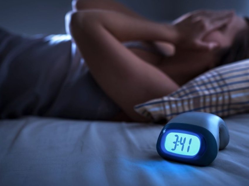 Alarmi po bie! Çfarë ndodh në trup kur flini më pak se gjashtë orë?