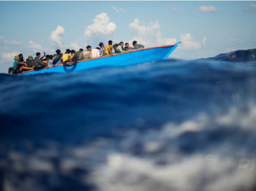 Mbi 2000 emigrantë arrijnë me varka në Lampeduza