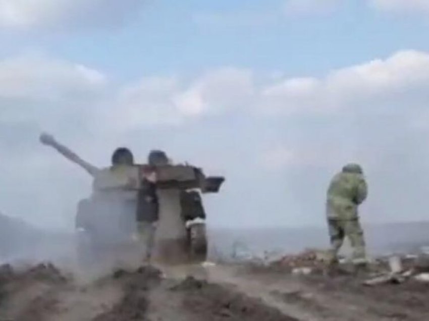 Topi i ushtrisë ruse nga i njëjti pozicion sulmonte, operatori i dronit ukrainas e lokalizon – goditet rëndë nga tanku i Kievit