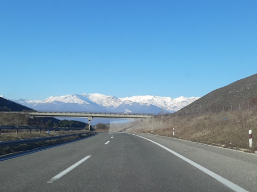 Goditi me makinë ariun në autostradën Tetovë – Shkup, shoferi përfundon në spital
