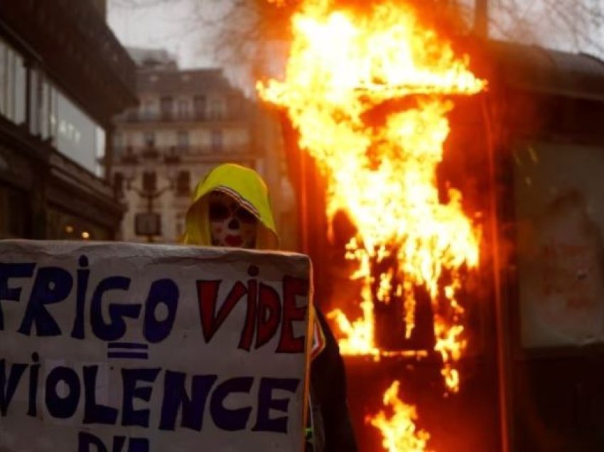 Vijojnë grevat në Francë/ Dhjetëra mijëra njerëz kundërshtojnë rritjen e moshës së pensionit