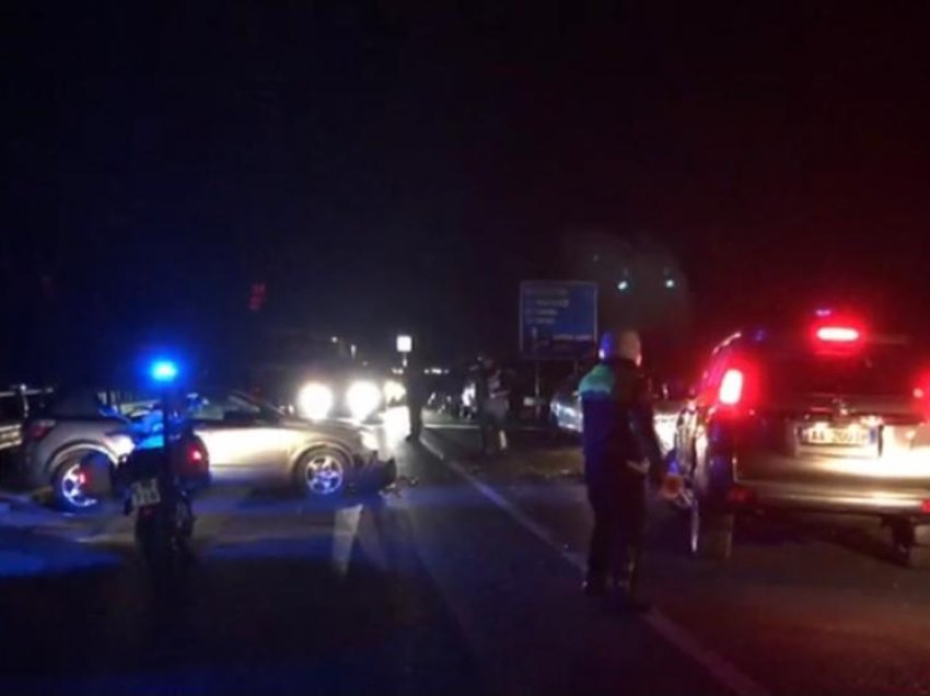 Moti i keq, aksident në Elbasan, përplasen tre makina, një prej tyre shkatërrohet plotësisht