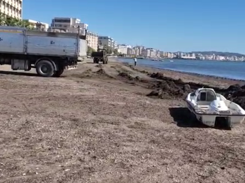 Durrësi përgatitet për sezonin turistik; nis pastrimi i vijës bregdetare nga mbetjet inerte