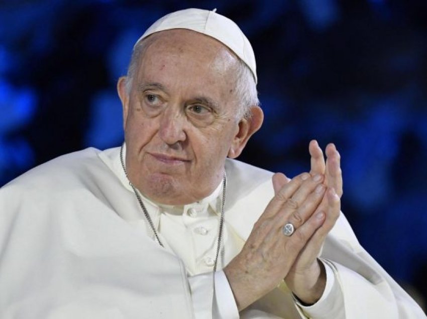 Papa Françesku hospitalizohet pas problemeve me frymëmarrje
