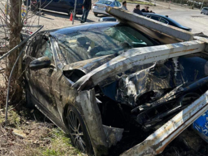 Vetura iu shkatërrua tërësisht në aksident, shoferi lë porosi për qytetarët