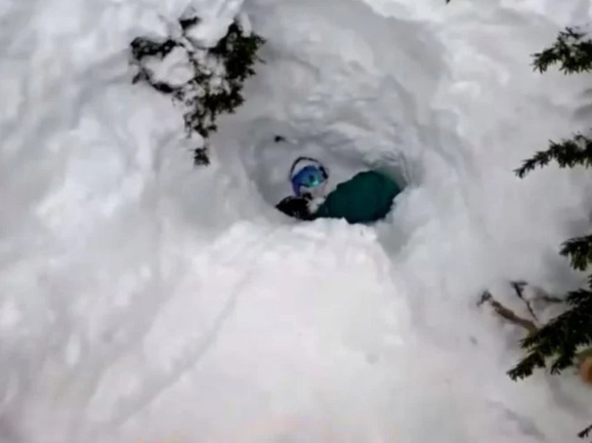 Skiatori shpëton kolegun e “groposur” nga bora