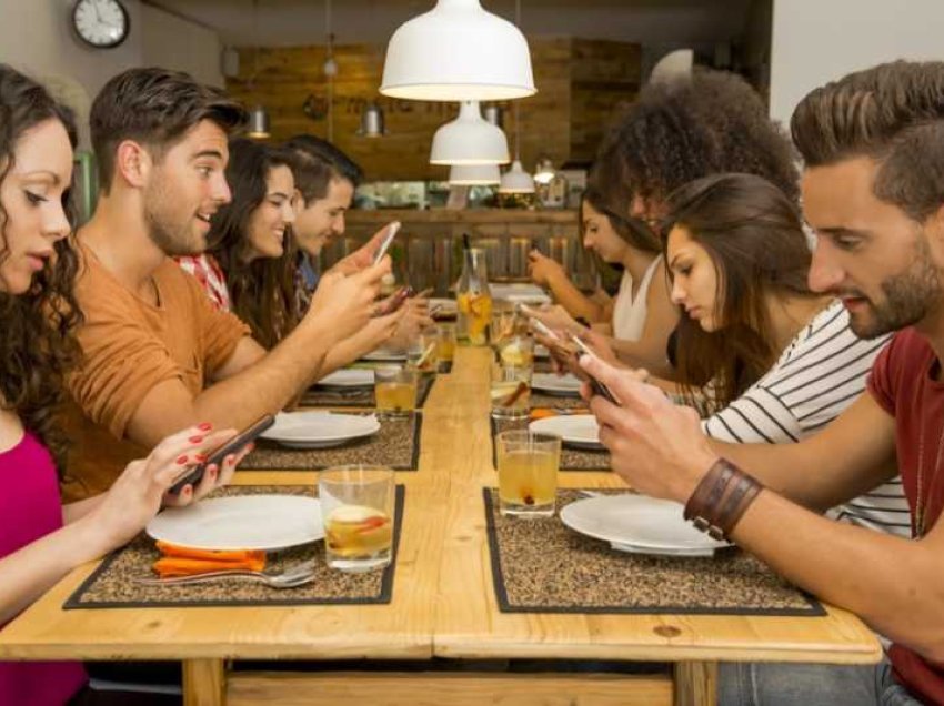 Varësia nga telefonat celularë: Si ndikon tek ju dhe çfarë mund të bëni?