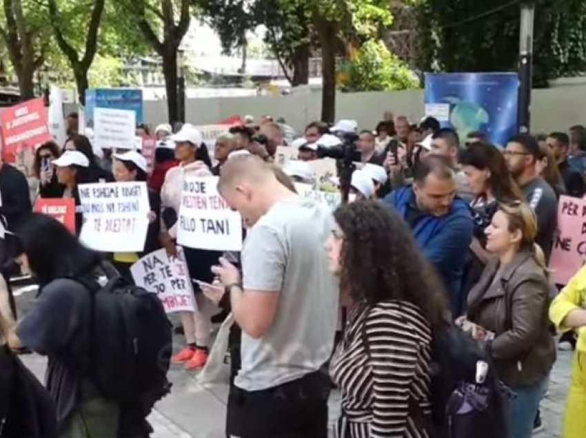 Sot dita e punëtorëve, dhjetëra qytetarë në Tiranë dalin në protestë - reagojnë përfaqësuesit e organizatave të shoqërisë civile
