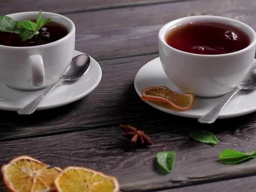 Kafe apo ujë i ngrohtë me stomakun bosh, ja çfarë rekomandojnë mjekët