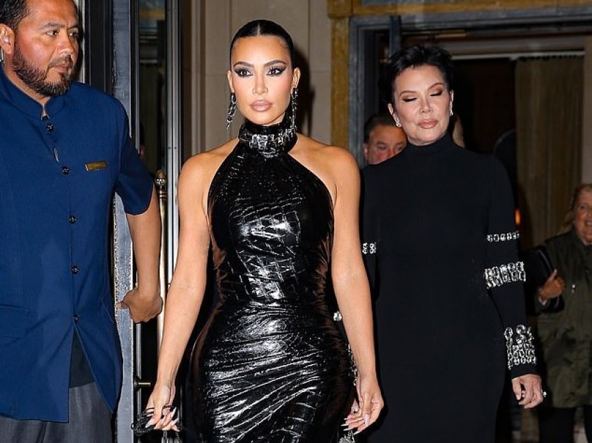Kim Kardashian nxjerr në pah linjat e formësuara në një fustan të zi elegant