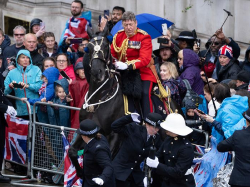 Kali jashtë kontrolli në paradën e mbretit shkel njerëzit e barrierat në Londër