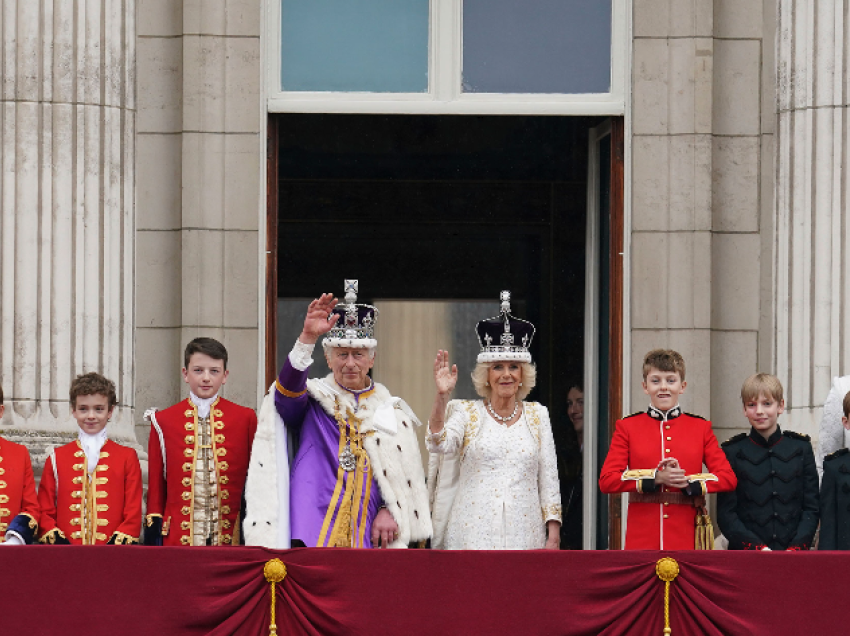 Dalja e parë e Mbretit Karl, çifti mbretëror përshëndet turmat nga ballkoni i Pallatit Buckingham