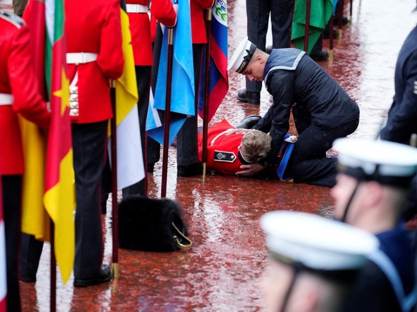 I bie të fikët një flamurtarit gjatë procesionit të Mbretit Charles III