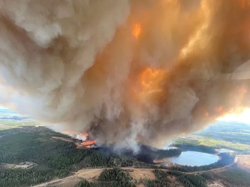 Zjarret në Kanada shkaktojnë evakuimin e 13 mijë banorëve
