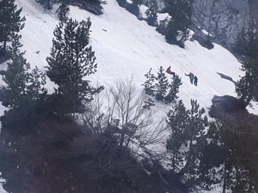 Mbetën të bllokuar në malin e Jezercës, shpëtohen 3 turistët çekë