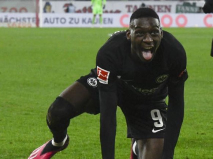 Eintracht Frankfurti ia cakton çmimin Kolo Muanit