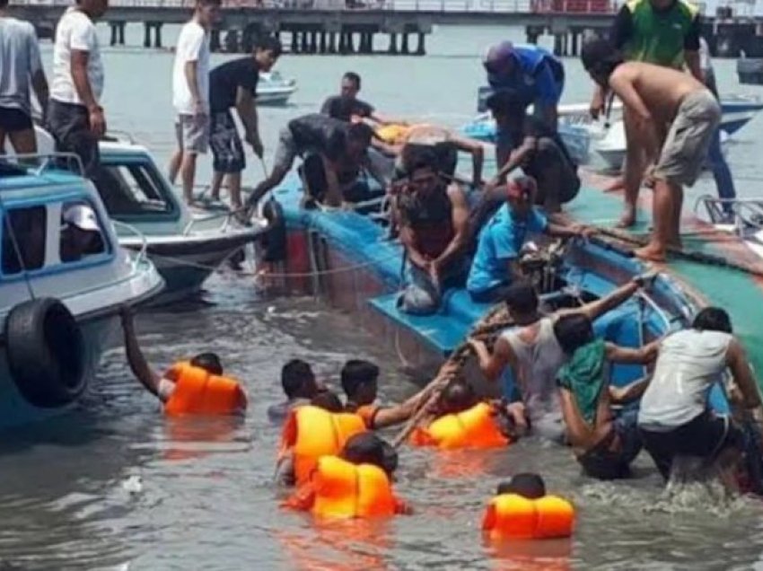 Humbin jetën 15 fëmijë dhe zhduken 25 të tjerë në mes të detit