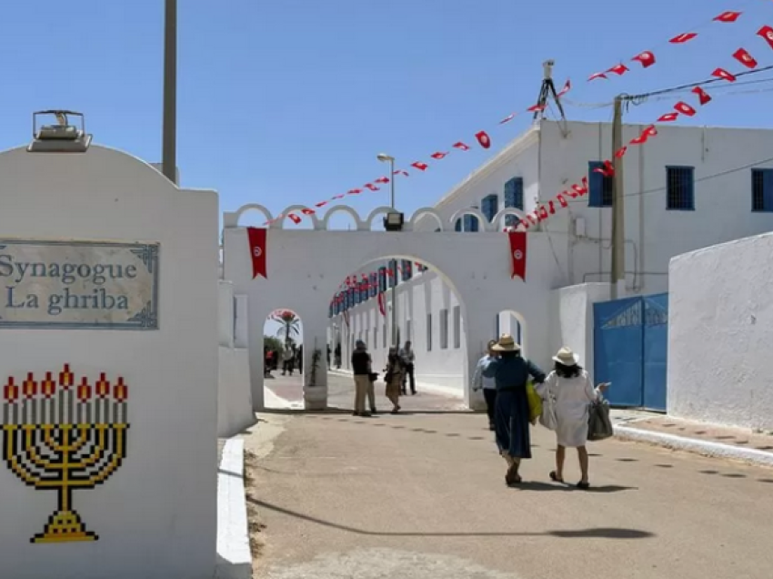 Roja vret kolegun, dy besimtarë dhe veten, në sinagogën e vjetër të Tunizisë 
