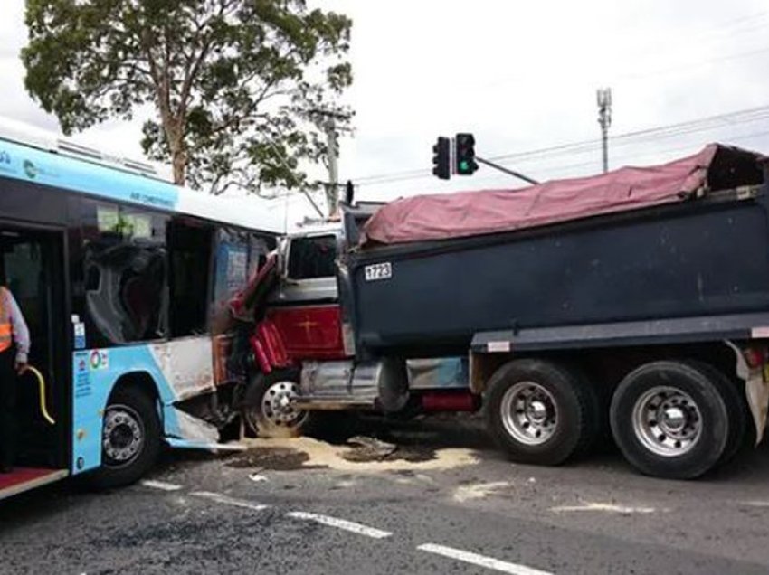 Aksident i rëndë/ Kamioni përplaset 'kokë më kokë' me autobusin