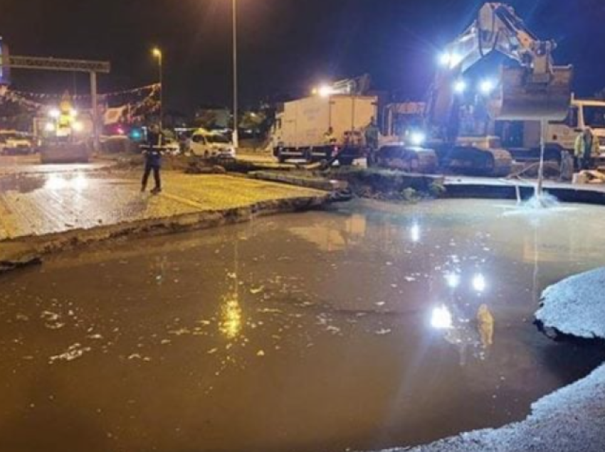 Përmbytje në Turqi, makinat fundosen në gropat masive me ujë në mes të rrugës