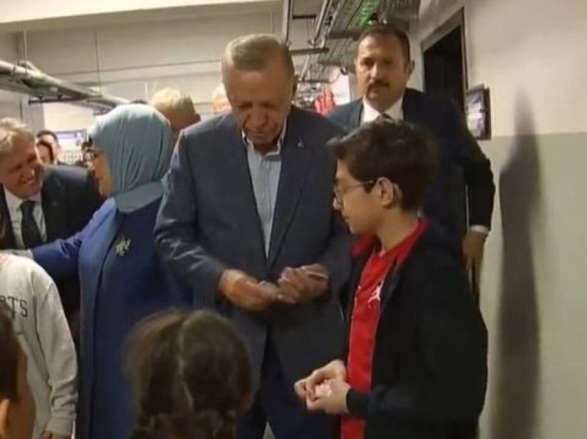 Erdogan u jep para fëmijëve derisa priste për të votuar