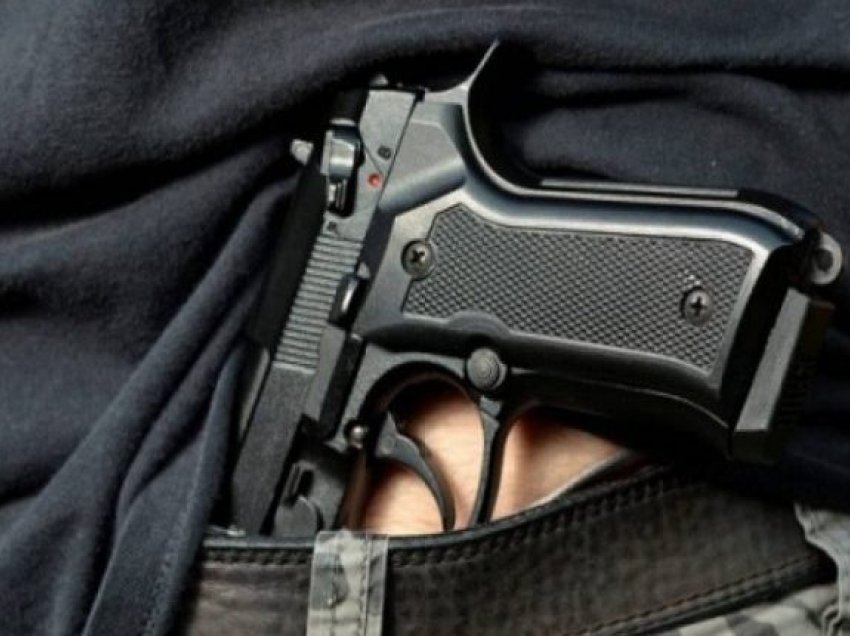 Shoferi i një veture dhe pasagjeri sillen lirshëm me armë nëpër Prishtinë, kapen në flagrancë nga Policia