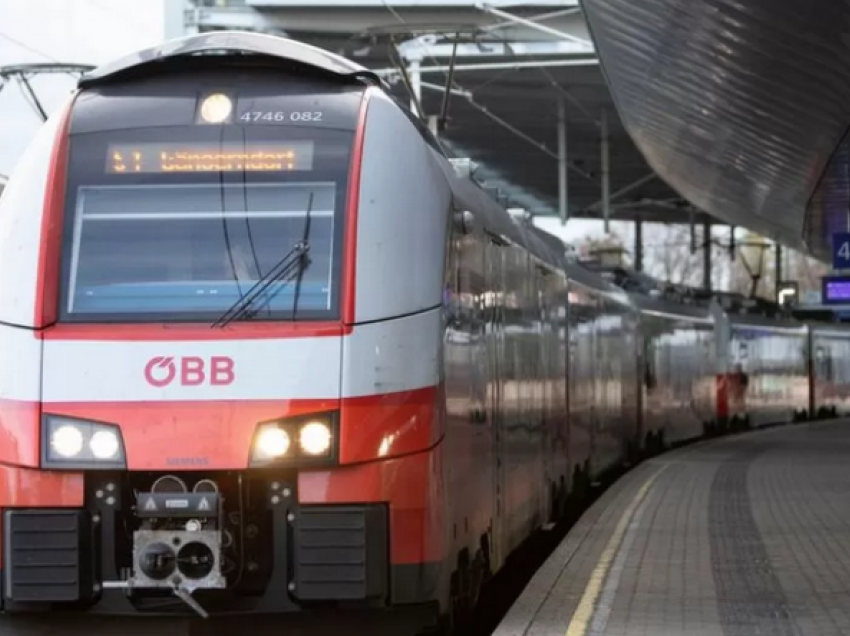 Treni në Austri luan fjalimin e Hitlerit në sistemin e zërit për pasagjerët 
