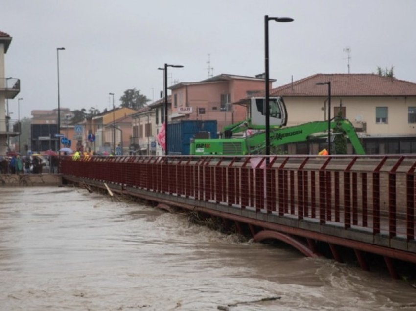 Përmbytje të mëdha në Itali, banorët hipin në çati për t’i shpëtuar rrjedhës së lumit