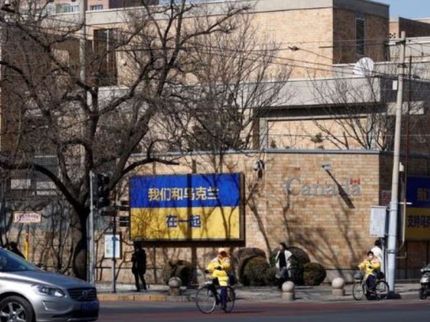 Kina u kërkon misioneve të huaja t’i heqin flamujt ukrainas nga ndërtesat e tyre
