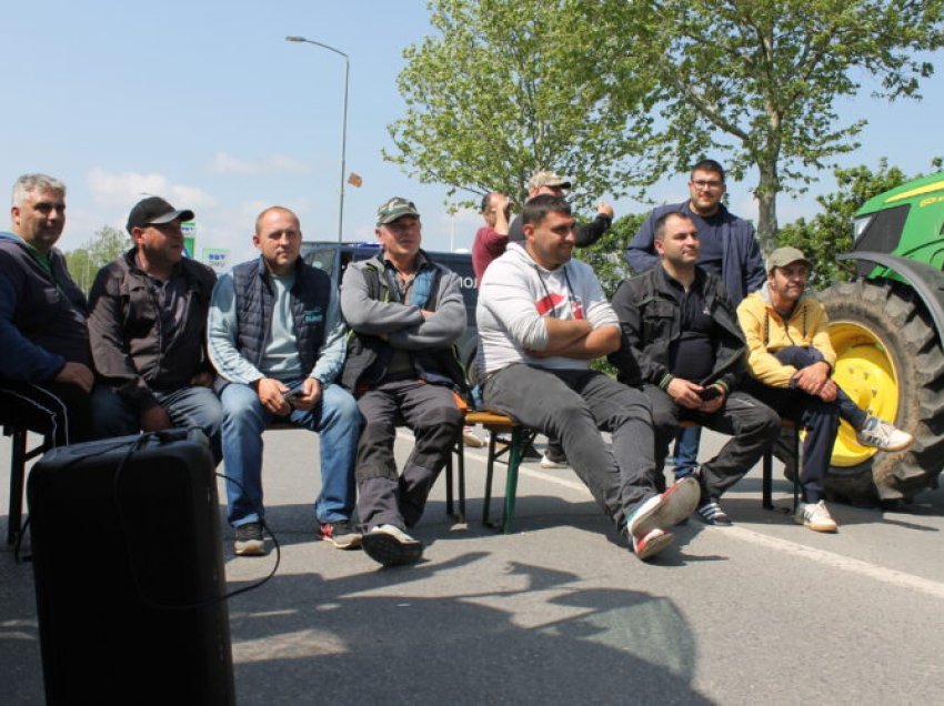 Fermerët serbë bllokuan sërish rrugët në Novi Sad