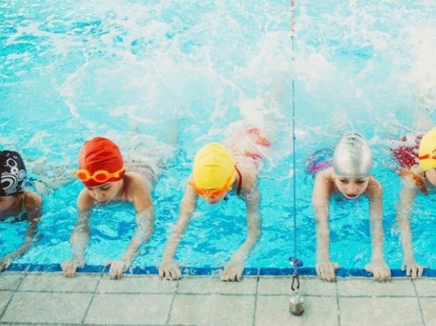 Pse është e rëndësishme t’i mësoni fëmijët tuaj të notojnë