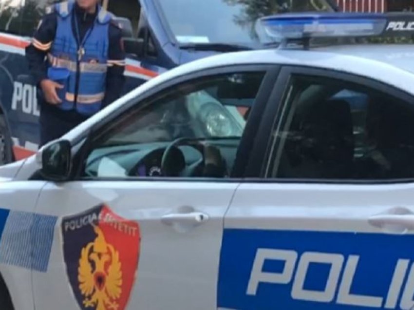 Aksident në aksin Vlorë-Fier/ Mjeti del nga rruga, përfundon në spital shoferi